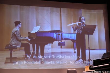 A me slišiš Pet čevljev merim, palcev pet (29)